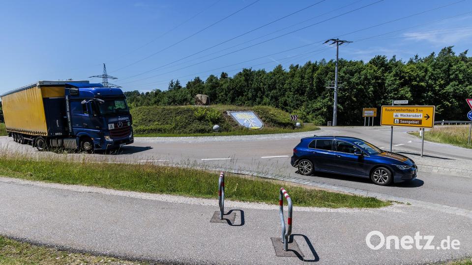 Der Kreisverkehr an der Kreuzung Industriestraße/Kreisstraße SAD 9 ist ein neuralgischer Punkt der Zufahrt zum Innovationspark. Archivbild: Hösamer