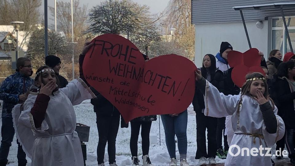 Die Schülerinnen Asma Sadin Hamdi und Emma Männer (von links) aus der Klasse 5 GTK als Engel. Bild: Claudia Strobel-Dietrich/exb