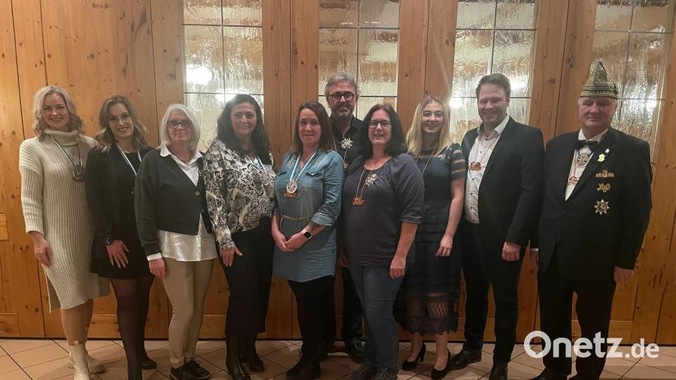 Die mit den Orden des Landesverbandes ausgezeichneten Personen (von links) Anja Weigl, Carmen Kunz, Helga Keck, Nevin Yerlikaya, Nicole Zechmeier, Bernd Lang, Martina Fiebig, Prinzenpaar Theresa I und Henner I sowie Manfred Enders vom LVO. Bild: Sieglinde Weigl/exb