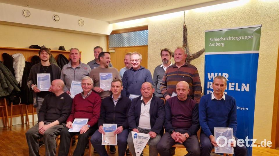 Bezirksnadeln in Silber und Gold (für 10/15 Jahre), Bezirkswimpel mit Namen (25 Jahre) und Verbandsnadel in Gold (ab 30 Jahre) gab es für (stehend von links) Julian Neumeyer (10), Tom Ponath (10, beide ASV Haselmühl), Kai Thiele
(15, DJK Gebenbach), Alex Nistschuk (20, SVL Traßlberg), Dominik Dontschenko (25, TuS/WE Hirschau), Klaus Gilch (15, FC Freihung), Thorsten Kraft (10, ASV Haselmühl), Werner Geiger (15, TSV Kümmersbruck). Sitzend von links Hans Manthey (30, DJK Ehenfeld), Herbert Iberer (25, SV Hahnbach), Claus Fabig (30, SGS Amberg/Erlangen), Markus Harant (25, SV Inter Amberg), Boris Finkel (15, FSV Gärbershof), Erdogan Sahinbay (10, SV Inter Amberg). Bild: Gebele/exb