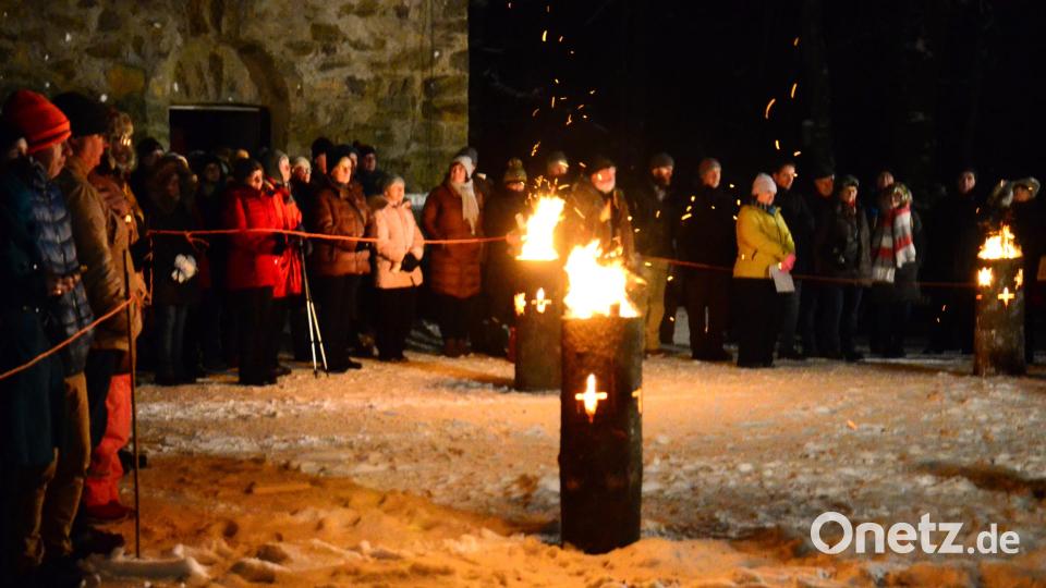 Viele Besucher der OWV-Waldweihnacht am Fischerberg stehen um das Schwedenfeuer. Bild: Kunz