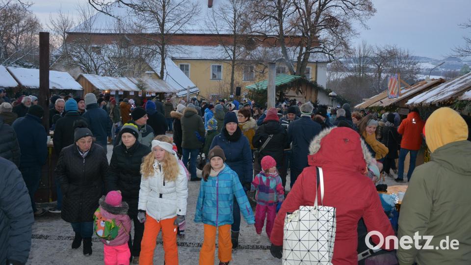 Viel los war am Sonntag auf dem 6. Leonberger Weihnachtsmarkt. Allerdings blieb starkes Gedränge wie in den Vorjahren aus, auch weil für die Verteilung der Buden das Gelände des Imkervereins mit genutzt wurde. Bild: jr