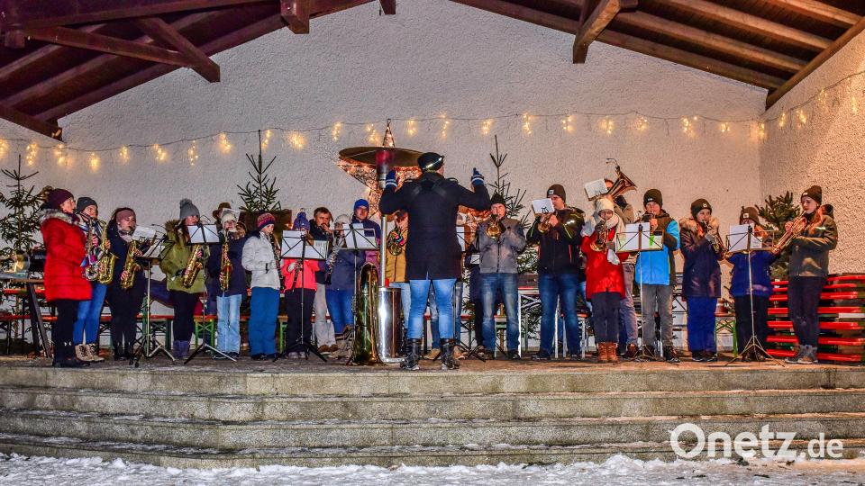 Mit weihnachtlichen Melodien erfreute die Jugendblaskapelle Reuth. Bild: bsc