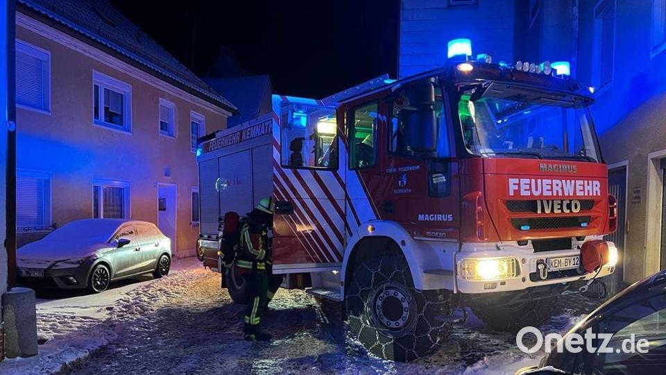 Ein aufmerksamer Nachbar bemerkte in der Nacht zum Samstag einen ausgelösten Rauchwarnmelder in einem Gebäude in der Kemnather Innenstadt, setzte den Notruf ab und eilte zur Hilfe. Atemschutzkräfte der Feuerwehr Kemnath durchsuchten das Anwesen. Bild: Feuerwehr Kemnath/exb