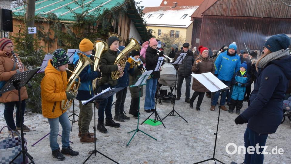 Die Jugendstadtkapelle Mitterteich mit Leiterin Laura Sollfrank brachte sich ebenfalls ins Rahmenprogramm ein. Bild: jr