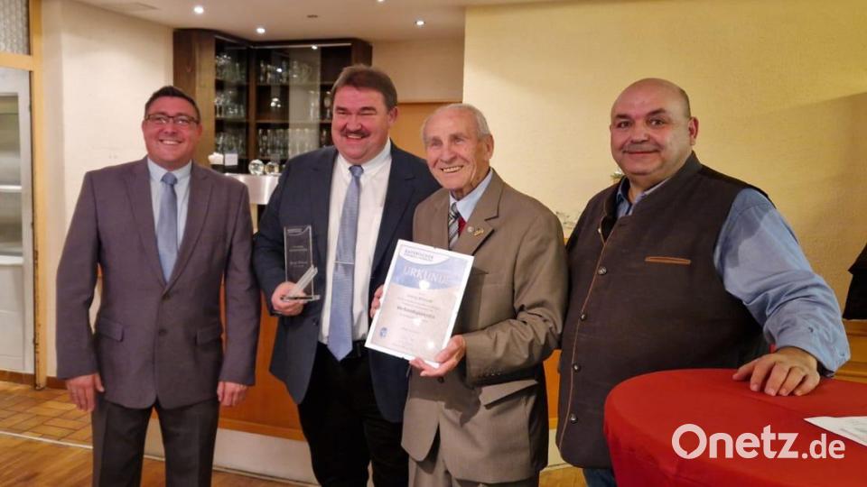 Die Verbandsplakette mit Glaspokal wurde für 70 Jahre Zugehörigkeit Georg Wienzek (Zweiter von rechts, SV Freudenberg) übergeben, um rahmt von Albert Kellner (Zweiter von links), Bezirksschiedsrichterobmann Markus Weigert (links) und
Gruppenobmann Thomas Gebele (rechts). Bild: Gebele/exb