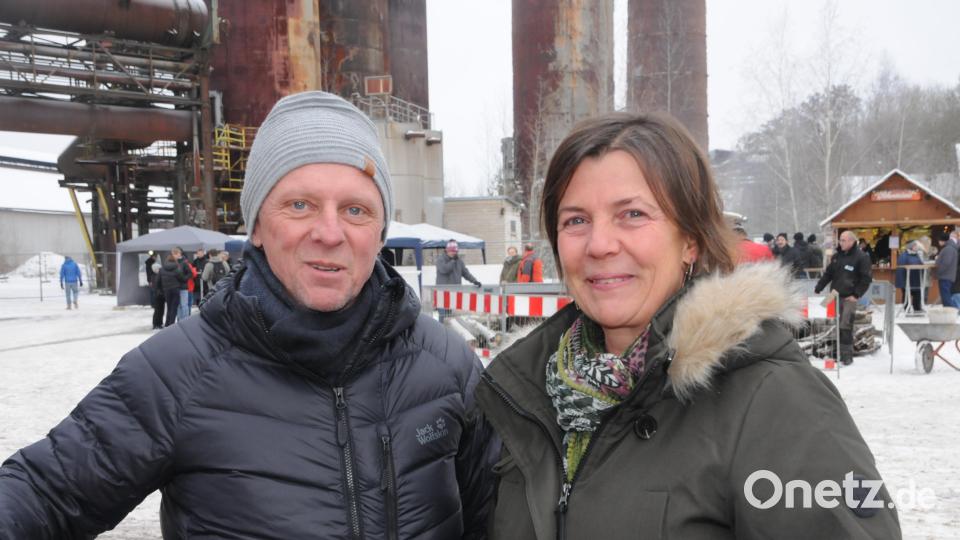 Eberhard und Elisabeth lassen sich keinen Hochofen-Weihnachtsmarkt entgehen: &quot;Wir sind auch heuer mit dem Angebot zufrieden, das passt, ist nicht zu überladen.&quot; Bild: ige