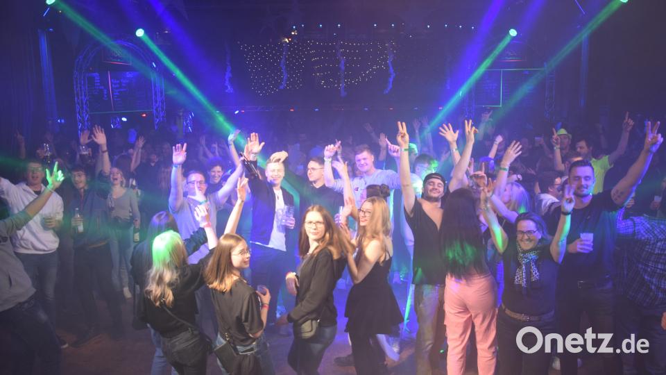 DJ Easy animierte die Gäste der Party, die seinen Anweisungen begeistert folgten. Bild: fla