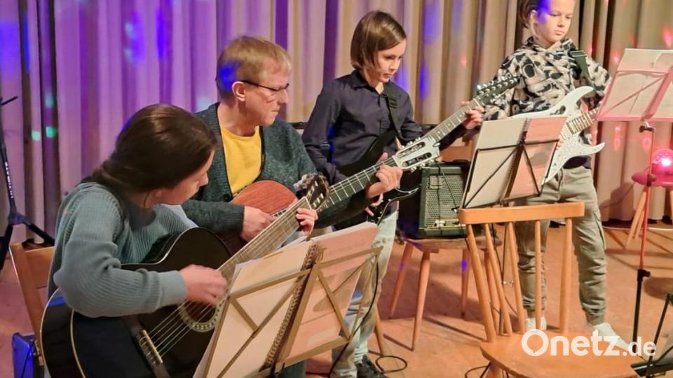 Das Weihnachtskonzert der Musikschülern im Jugendheim Grafenwöhr kommt gut an. Bild: myd
