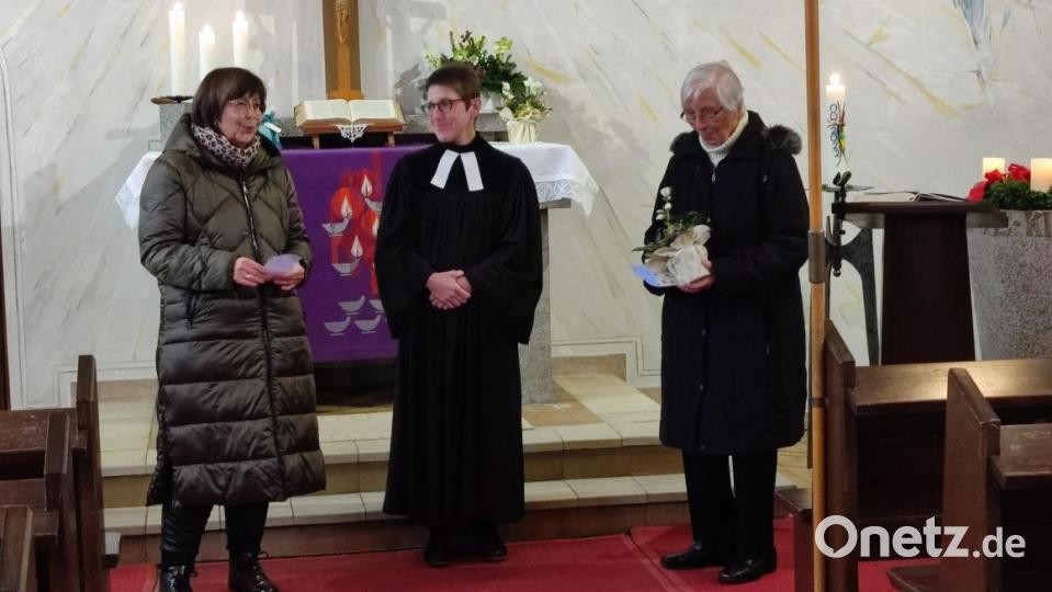 Pfarrerin Heidi Landgraf (Mitte) dankte Gertraud Heidner (links) und Barbara Wilke (rechts) für ihr 21-jähriges Engagement für die Gruppe der Junggebliebenen. Bild: hme