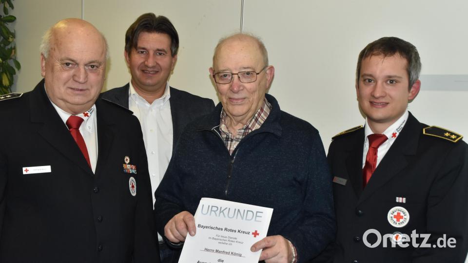 Manfred König ( Zweiter von rechts) ist seit 65 Jahren beim Roten Kreuz aktiv. Bild: hcz