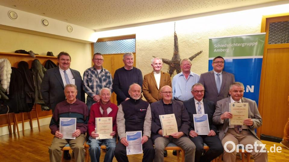 Die Verbandsmedaille in Silber erhielten (stehend von links) stellvertretender Bezirksvorsitzender Albert Kellner, Markus Neumeyer (35 Jahre, ASV Haselmühl), Josef Schatz (35), Siegmund Weber (35, beide SV Freudenberg), Clemens Heil (45, SF
Ursulapoppenricht), Markus Weigert. Sitzend von links Karl Rösch (40, TuS Schnaittenbach), Wolfgang Spiller (45, SV Loderhof), Werner Meiler (40, 1.FC Rieden), Karl-Heinz Grollmisch (55, FV Vilseck), Karl Bauer (40, SV Schmidmühlen), Walter Luschner (45,
FC Amberg). Bild: Gebele/exb