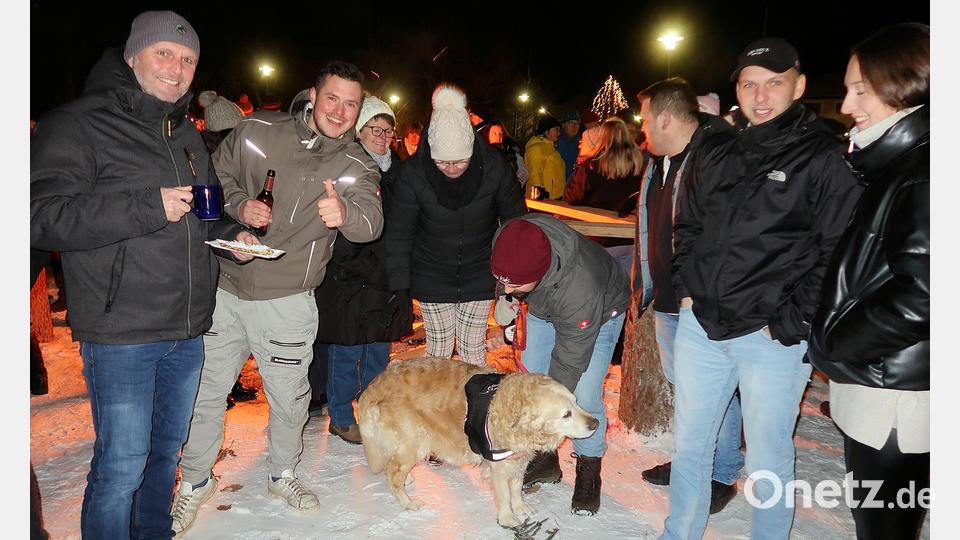 Mensch und Tier konnte die klirrende Kälte bei der ersten Dorfweihnacht in Friedenfels nichts anhaben. Bild: bsc