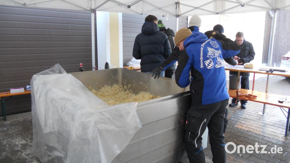 Nach eineinhalb Stunden hatte der Burschenverein Flossenbürg 30 Zentner Sauerkraut verkauft. Bild: jba