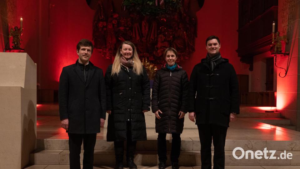 Kirchenmusiker Christian Farnbauer (l.) war beim großen Adventskonzert in Hl. Dreifaltigkeit nicht nur an Keyboard und Orgel im Einsatz, sondern in einem Vokalquaertett auch als Sänger. Bild: ads