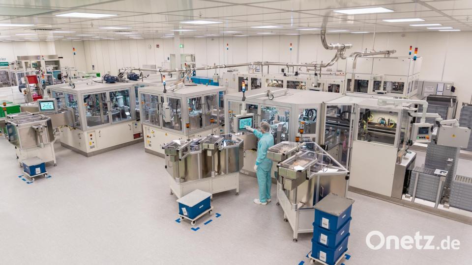 In dieser Montageanlage der Firma Gerresheimer werden im Reinraum Inhalatoren der ISO-Klasse 8 produziert. Die Produktion stützt sich auch auf tschechische Grenzpendler.. Symbolbild: Michael Meyer/exb