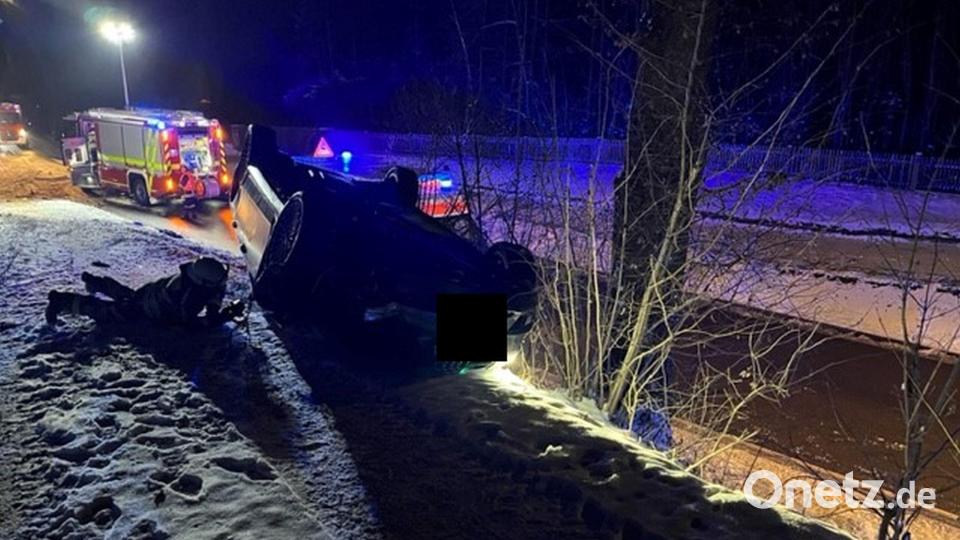 Als die Rettungskräfte zum Einsatzort bei Lintach kamen, fanden sie dort nur das leere Unfallauto, das auf dem Dach lag. Von möglichen Insassen fehlte jede Spur. Bild: Kreisbrandinspektion Amberg-Sulzbach/exb