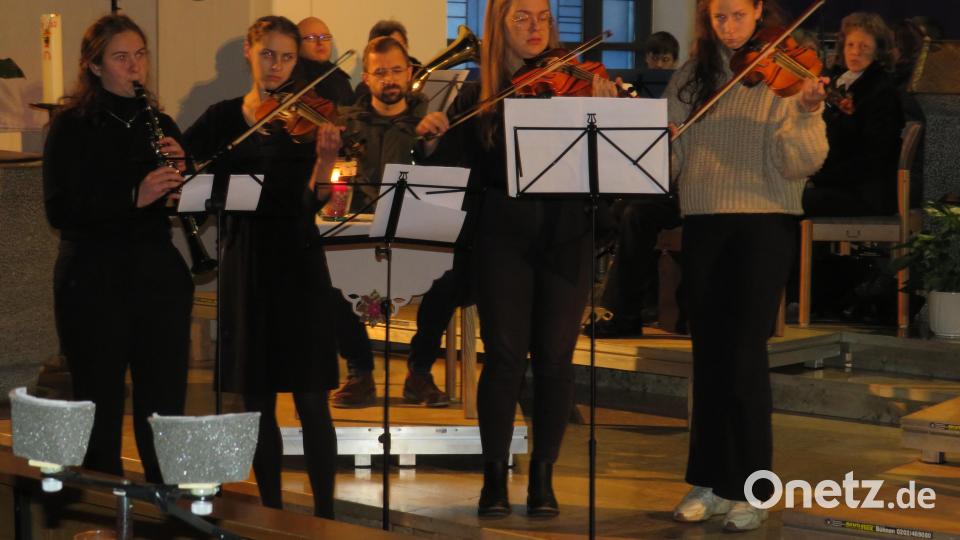 Mit Geigen Chor begleitet Bild: adj