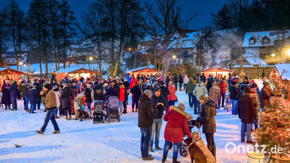 Die erste Friedenfelser Dorfweihnacht vor der Steinwaldhalle lockte viele Besucher. Bild: bsc