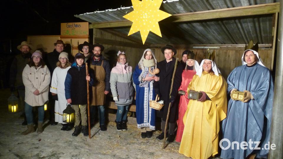 Ein Dutzend Jugendliche und Erwachsene setzen die Weihnachtsgeschichte vor mehreren hundert Zuschauern eindrucksvoll in Szene. Bild: bk
