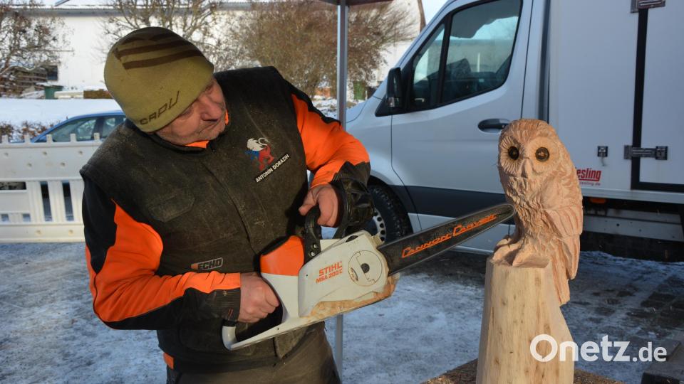 Antonin Dorazin führte vor, wie sich ein Stück Holz per Motorsäge in eine Eule verwandeln lässt. Bild: jr
