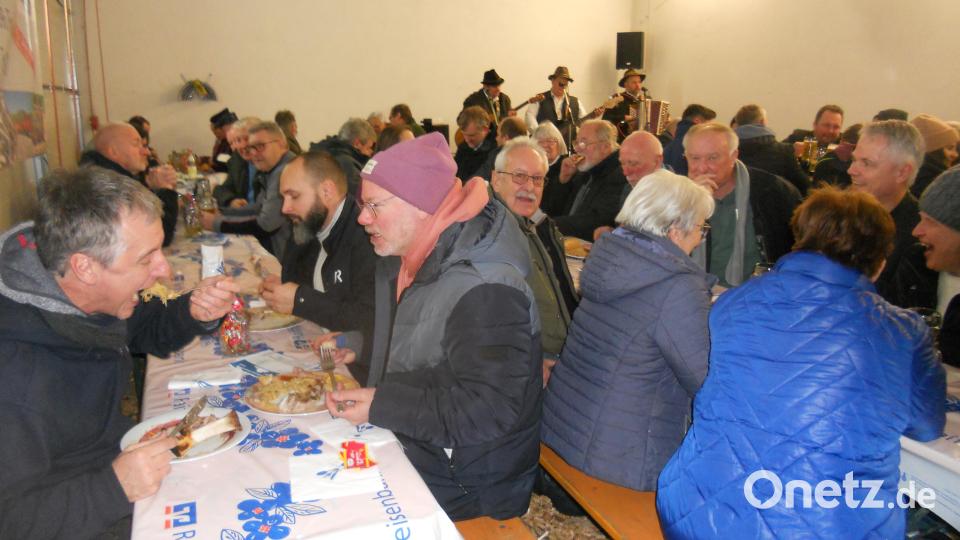 Musik der Höidlbrummer, Sauerkraut mit deftigem Beiwerk und passende Getränke: Fertig sind die Zutaten für ein gelungenes Fest auch im Dezember. Bild: jba