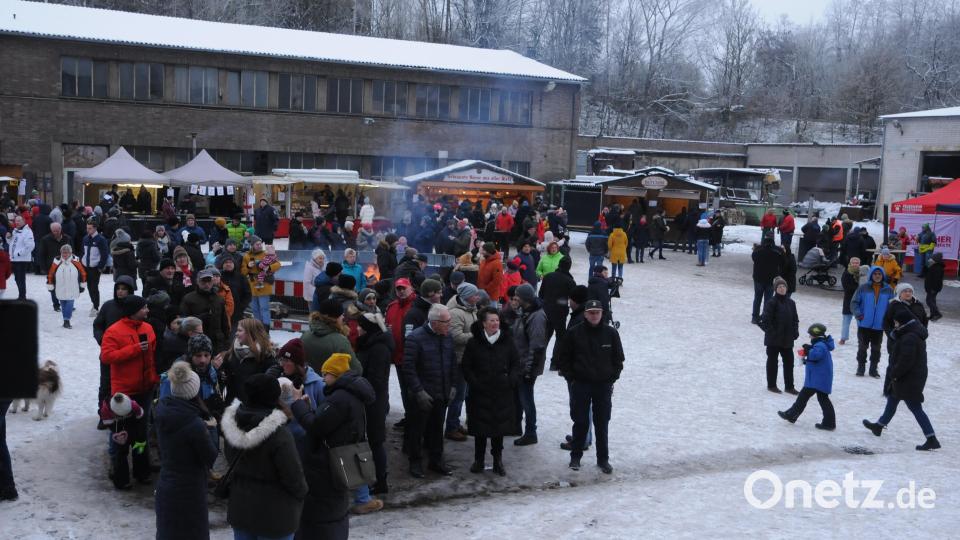 Schon am Nachmittag füllt sich die Plaza mit Besuchern - Auswirkungen des parallel laufenden Endspiels der Fußball-Weltmeisterschaft sind nicht zu spüren. Bild: ige