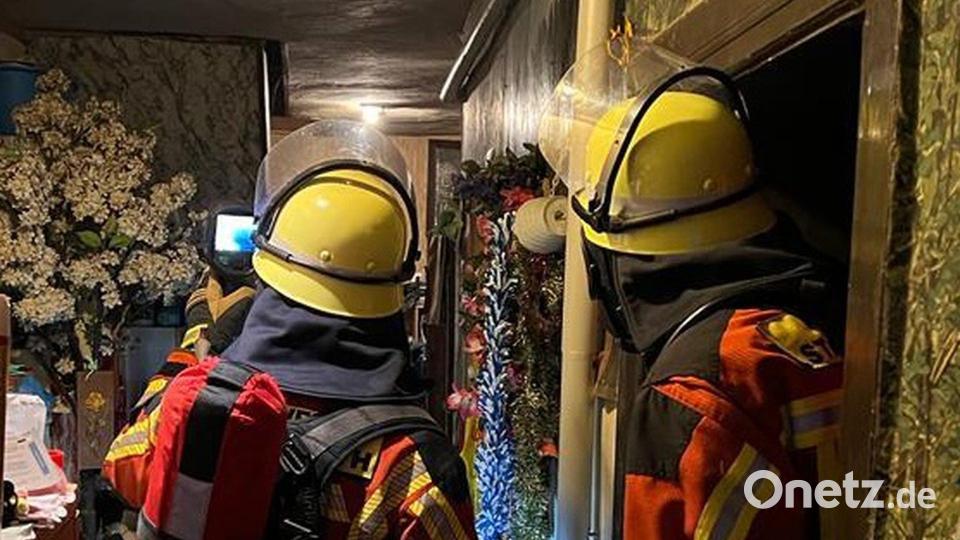 Einsatzkräfte der Feuerwehr Kemnath sind unter Atemschutz im Einsatz. Bild: Feuerwehr Kemnath/exb