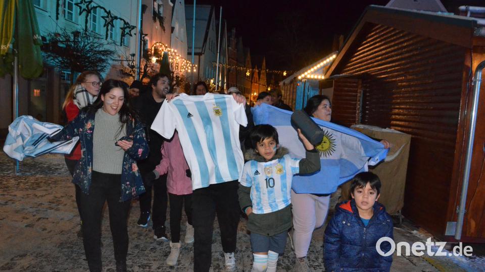 "Argentina! Argentina!". Messis Landsleute feiern WM-Titel. Bild: Kunz