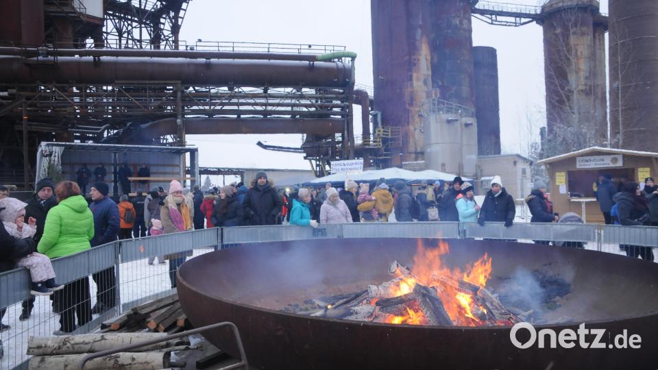Großen Anklang bei der Kälte finden die Feuerschale und die Koksöfen auf der Plaza. Bild: ige
