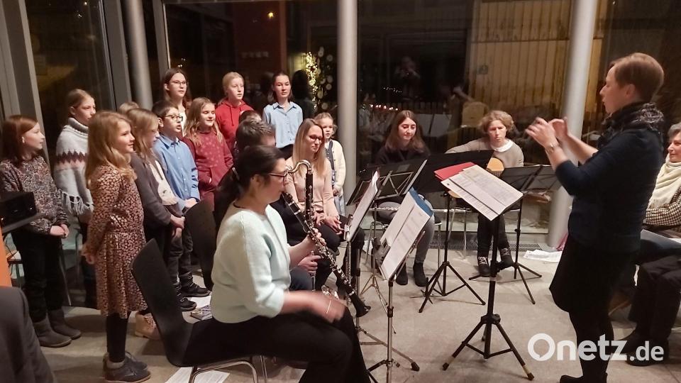 Die musikalische Gestaltung übernahmen der Chor „Pusteblume“ und die Instrumentalisten. Bild: slu