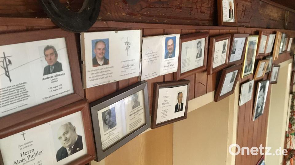 Maria Haas aus Schleißdorf ist im Alter von 91 Jahren gestorben. In der Gaststube ihres Wirtshauses ehrte sie die verstorbenen Stammgäste, indem sie deren Sterbebilder aufhängte. Bild: gri