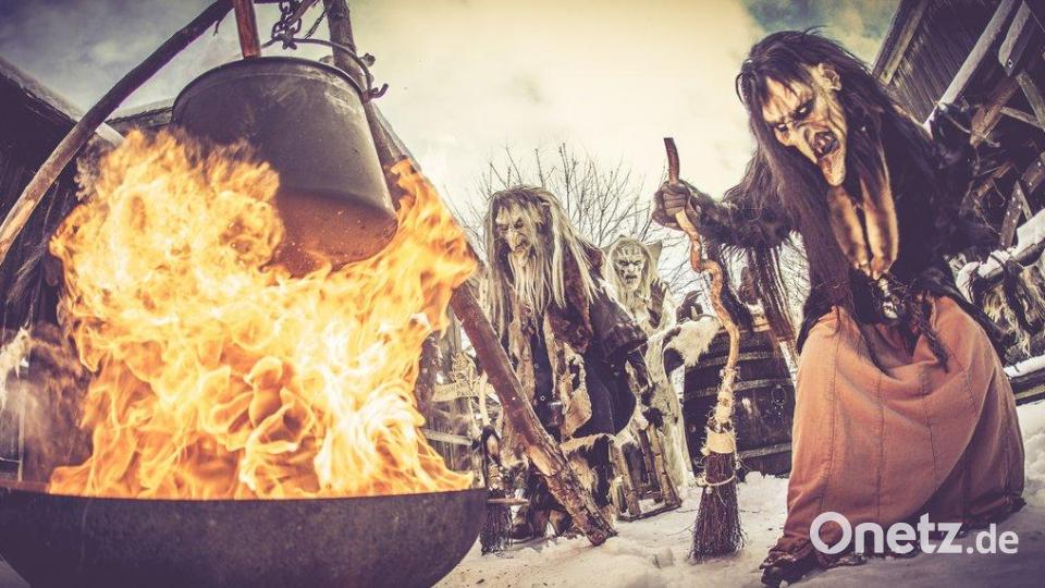 In Rauhnächten sind den Sagen und Märchen nach unheimliche und düstere Wesen unterwegs. Dazu zählen auch Krampusse und Hexen. Dargestellt werden diese etwa vom Verein &quot;Schwarzachtal Pass&quot;. Im Podcast &quot;Es war einmal... in der Oberpfalz&quot; spricht Vorsitzender Timm Buckley über das Krampuslaufen als gelebtes Brauchtum. Archivbild: Mike Heider/exb