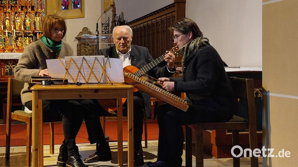 Die Wernberger Stubenmusi mit Siegfried Paulus (Mitte) und seinen Töchtern Susanne Weiß (l.) und Stephanie Rosenberg (r.) präsentierte Stubenmusik vom Allerfeinsten beim „Kalten Wasserl“ genauso wie beim „Bauernmenuett“ und der „Staaden Weis“. Bild: u
