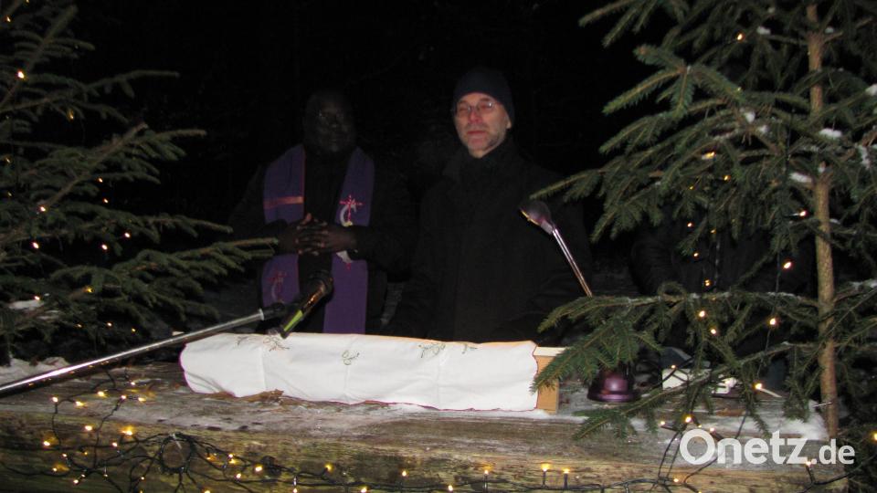 Pfarrvikar Robert Amandu und Pfarrer Andreas Ruhs (v. links) Gingen auf die Worte des Propheten Jesaja ein und einen Brief von Paulus an die Philipper wo es um Hoffnung ging und dass Gott immer da ist wenn wir in anrufen. Bild: sei