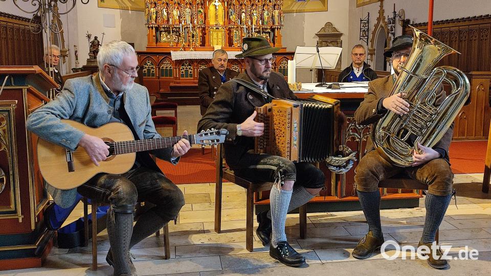 Uwe Hermann (Akkorden), Alexander Götz (Tuba) und Franz Birner (Gitarre) tragen melodiöse „staade Landler, Weisen und Walzer“ vor, die Hermann eigens für das Adventsingen komponiert hat. Bild: u