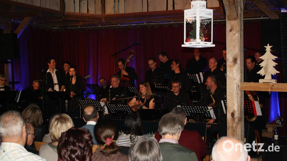 Zu den Glanzstücken des Abends gehörte Nat King Coles von der "Big Band" interpretierter "Christmas Song" mit Björn Bussler und Karin Holz an den Mikrofonen. Bild: bjp