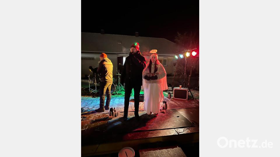 Dorfweihnacht Utzenhofen - Harald Meier und das Christkind Valentina Lorenz bei der Verlosung der Krippe. Bild: aun