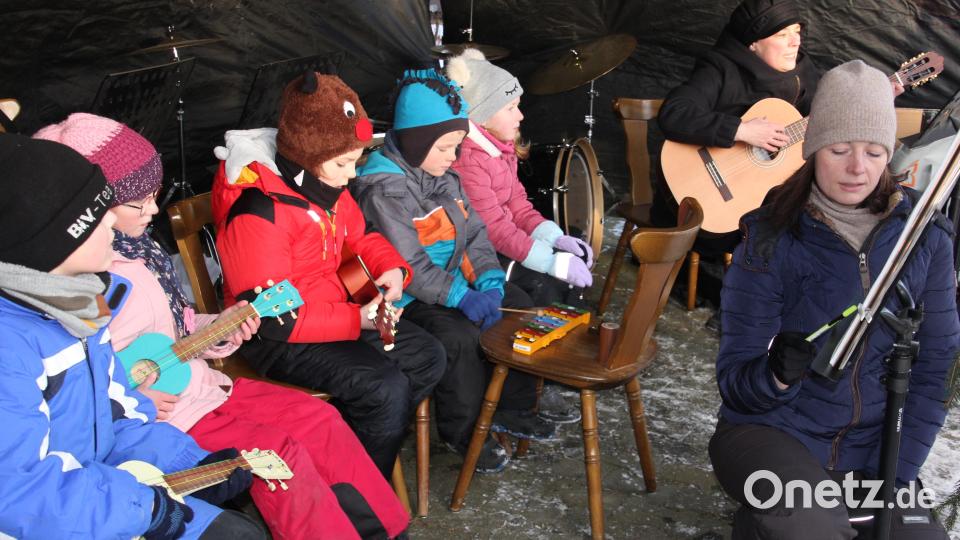 Die „Musikminis“ und „Musikalinos“ bei ihrem ersten öffentlichen Auftritt beim Weihnachtsmarkt der SG Großkonreuth. Bild: kro