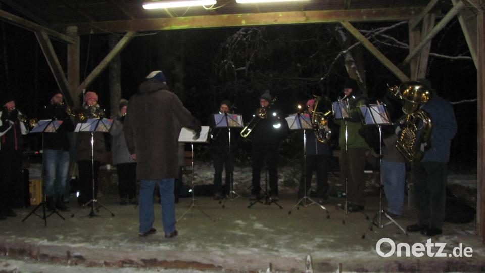 Die Posaunenchöre Mantel-Thansüß unter Leitung von Heiner Mülelr und Veronika Weber erfreuten die Bevölkerung um 16.30 am Marktplatz mit Weihnachtsliedern und begleiteten dann die gemeinsam gesungenen Lieder bei der ökumenischen Andacht. Bild: sei