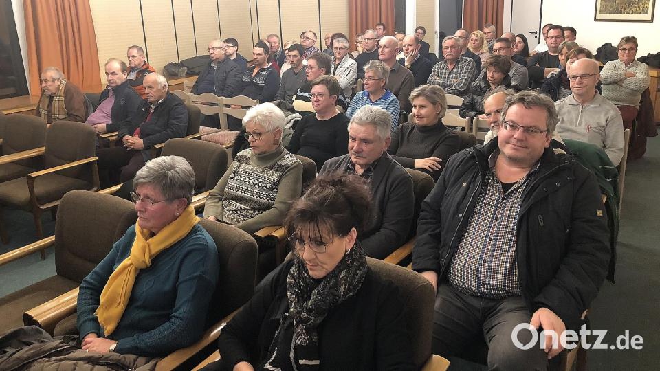 Die Bürgerversammlung am Montagabend im Sitzungssaal des Rathauses war gut besucht. Bild: wro
