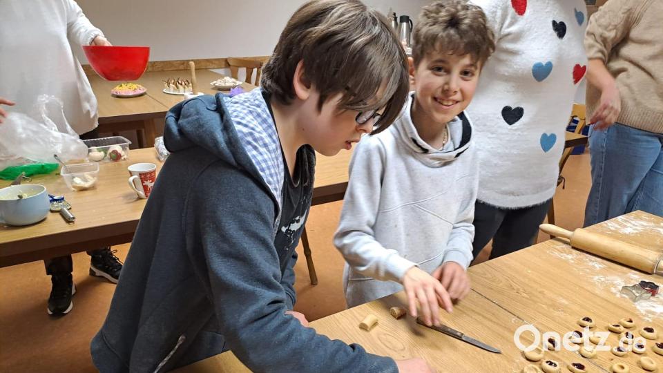 Das Plätzchenbacken beim internationalen Kochtreff machte besonders den Kindern Spaß. Bild: Karin Borst
