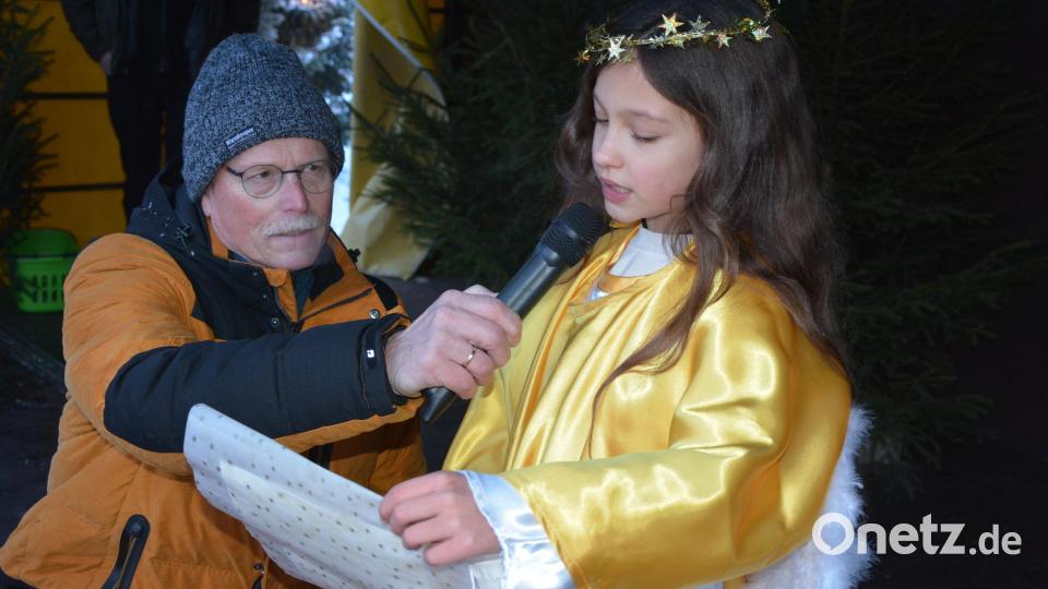 Engel Mia Lenk las einen Prolog, unterstützt von Bürgermeister Max Bindl. Bild: jr