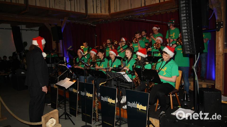Keine "jugendgerecht bearbeiteten" Light-Adaptionen boten die "King Size Juniors": Unter Leitung von Markus König warteten auch die Teenager mit anspruchsvollem Big-Band-Sound vom Feinsten auf. Bild: bjp