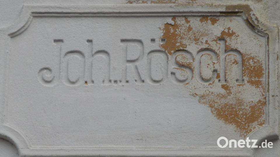 Die Inschrift an der Südseite der denkwürdigen Fassade mit den beiden markanten Erkern weist auf den wohl bekanntesten Pionier im Ockerbergbau des Ortes und Erbauer des Hauses, Johann Rösch hin. Bild: wsl