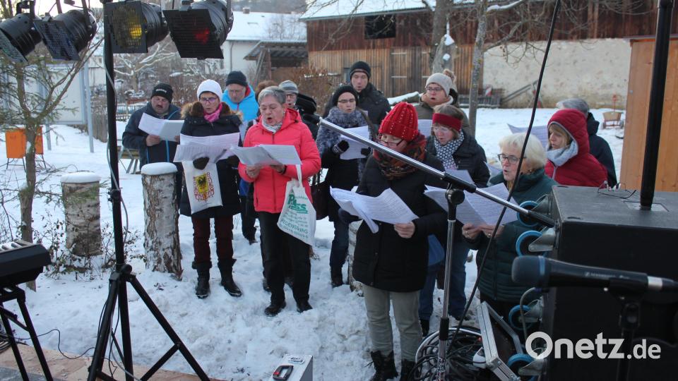 Dorfweihnacht Utzenhofen - Kirchenchorgemeinschaft (Utzenhofen/Günching/Deusmauer), unter der Leitung von Maria Deinzer Bild: aun