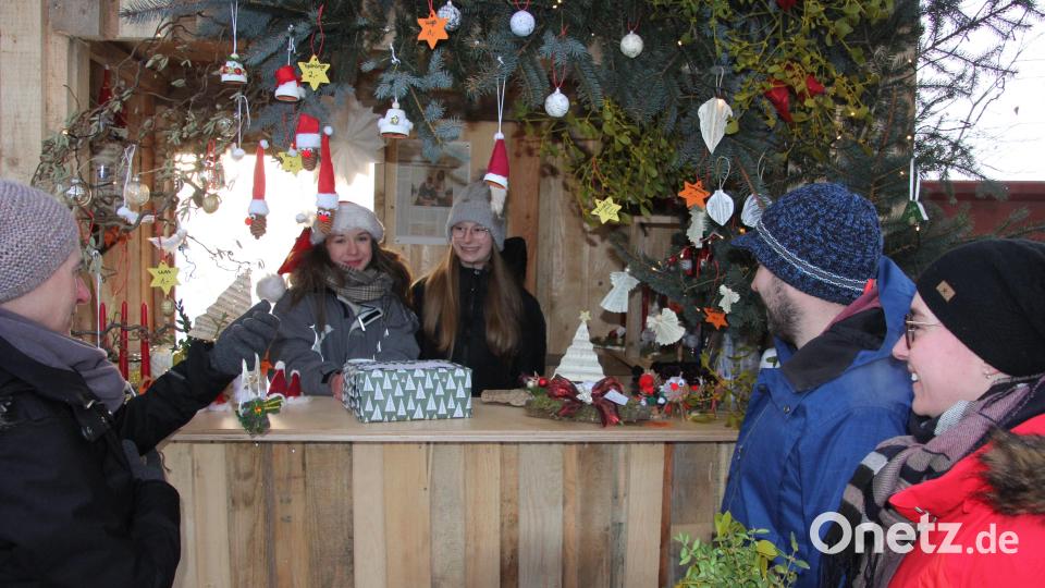 An den verschiedenen Verkaufsständen gab es vor allem handgemachte weihnachtliche Deko-Artikel zu kaufen. Bild: kro