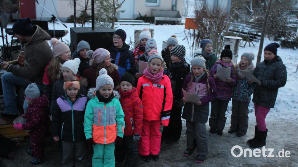 Bei der Dorfweihnacht hat der Kinderchor aus Utzenhofen seinen Auftritt. Bild: aun