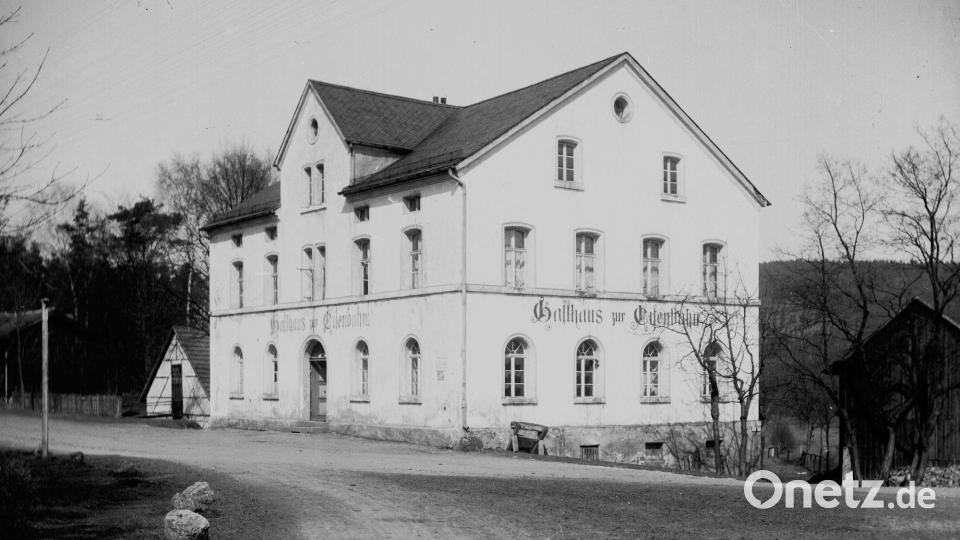 Die Aufnahme aus der Zeit vor 1919 zeigt das ursprüngliche „Stammhaus“ der Familie Johann Rösch vor der Erweiterung. Auch im „Solo-Zustand“ machte das Gebäude mit dem Gasthaus Zur Eisenbahn im Erdgeschoss einen stattlichen Eindruck. Zuletzt in „Poststüberl“ umbenannt, endete dann Jahre später die Gasthaustradition am Bahnhofsvorplatz. Bild: Archiv Walter Schraml/exb