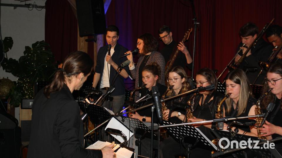 Mit dem Duo "Baby, it's cold outside" gefallen Jonas Meiler und Hanna Häupl aus der "Students"-Band als tändelndes Liebespaar. Zuvor hatten Häupl bereits mit Amy Winehouse' "Rehab" und Jonas Meiler mit "Let's go to work" von Electro de luxe als Solisten beeindruckt. Bild: bjp